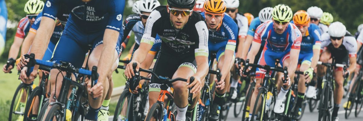Cyclists forming a diagonal echelon in crosswind conditions to maintain draft protection