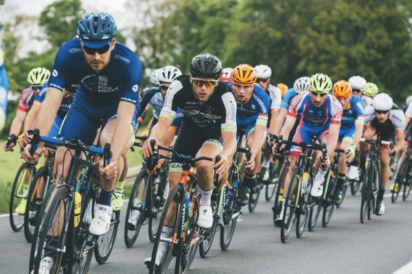 Cyclists forming a diagonal echelon in crosswind conditions to maintain draft protection
