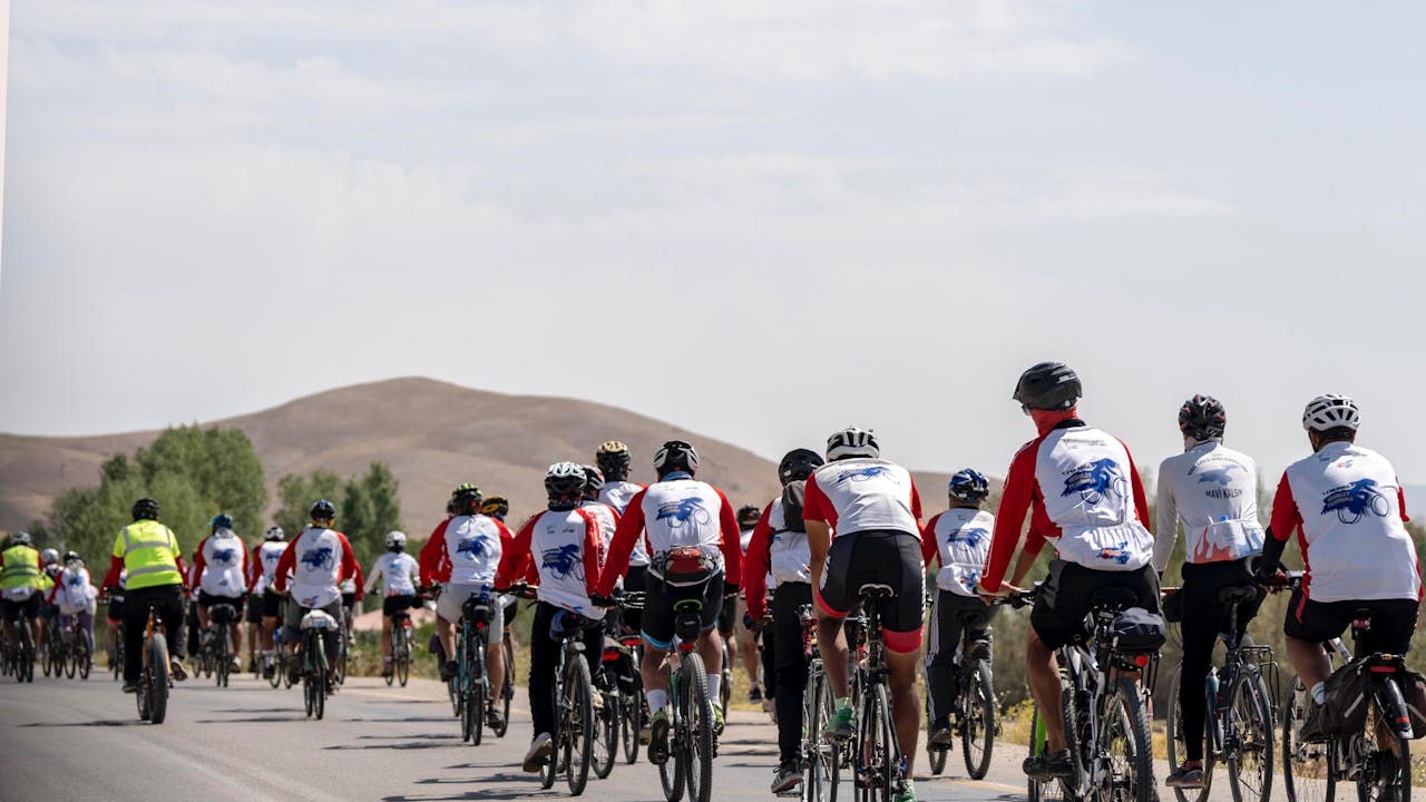 Cyclists sprinting for a stage finish in a road race, the type of stage where green jersey points are most hotly contested